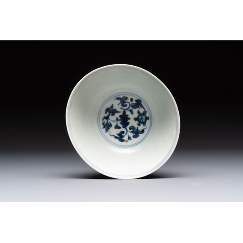 186 - Four Chinese blue and white bowls, two cups and a plate, MingDia.: 20 cm (the plate)Dia.: 15 cm - H.... 