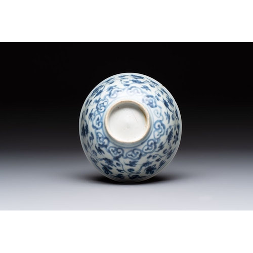 186 - Four Chinese blue and white bowls, two cups and a plate, MingDia.: 20 cm (the plate)Dia.: 15 cm - H.... 