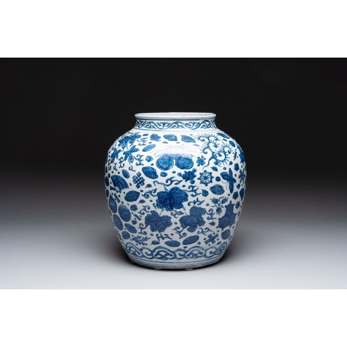 189 - A large Chinese blue and white jar with Buddhist symbols and foliage, Jiajing/Wanli periodH.: 33,8 c... 