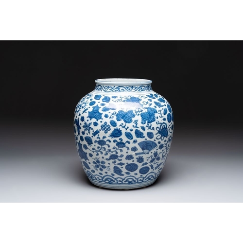 189 - A large Chinese blue and white jar with Buddhist symbols and foliage, Jiajing/Wanli periodH.: 33,8 c... 