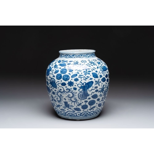 189 - A large Chinese blue and white jar with Buddhist symbols and foliage, Jiajing/Wanli periodH.: 33,8 c... 