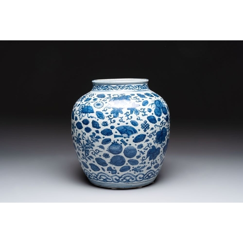 189 - A large Chinese blue and white jar with Buddhist symbols and foliage, Jiajing/Wanli periodH.: 33,8 c... 