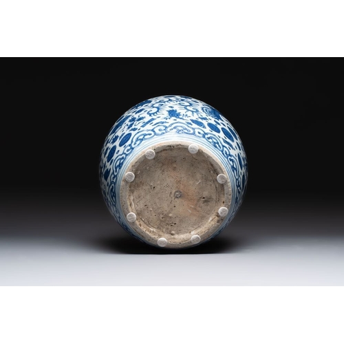 189 - A large Chinese blue and white jar with Buddhist symbols and foliage, Jiajing/Wanli periodH.: 33,8 c... 