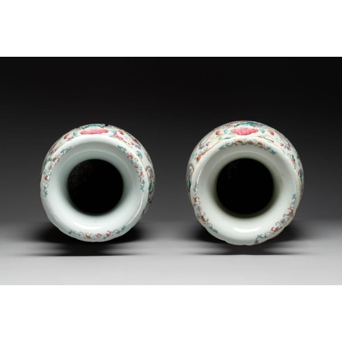 30 - A pair of Chinese famille rose vases with narrative design, 19th C.H.: 62 cm