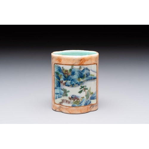 40 - A Chinese famille rose 'faux-marbre' quadrifoil brush pot, Qianlong mark, 19th C.H.: 9,5 cm... 