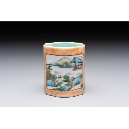 40 - A Chinese famille rose 'faux-marbre' quadrifoil brush pot, Qianlong mark, 19th C.H.: 9,5 cm... 