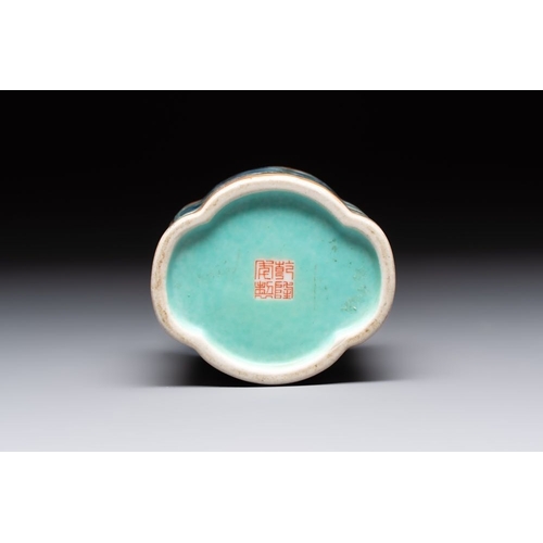 40 - A Chinese famille rose 'faux-marbre' quadrifoil brush pot, Qianlong mark, 19th C.H.: 9,5 cm... 