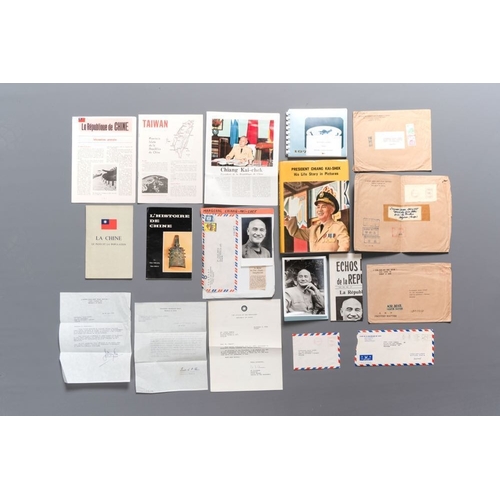 415 - A collection of documents, letters and books relating to Chiang Kai-shek, 20th C.Dim.: 26,8 x 20 x 3... 