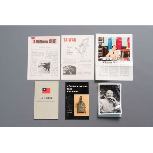 415 - A collection of documents, letters and books relating to Chiang Kai-shek, 20th C.Dim.: 26,8 x 20 x 3... 