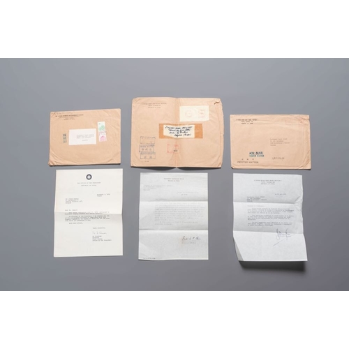 415 - A collection of documents, letters and books relating to Chiang Kai-shek, 20th C.Dim.: 26,8 x 20 x 3... 