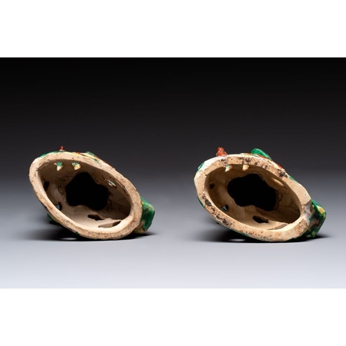 46 - A pair of Chinese sancai-glazed parrots, 19th C.H.: 22,5 cm