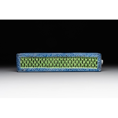 53 - A Chinese blue- and green-enamelled reticulated incense stick holder, 19th C.Dim.: 20 x 4,2 x 4,2 cm... 