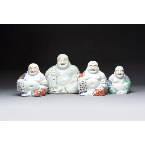 58 - Four Chinese famille rose Milefo Buddhas, Wan Tongshun mark, 20th C.H.: 26,5 cm (the tallest)H.: 17,... 