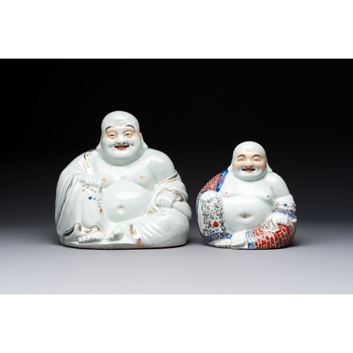 58 - Four Chinese famille rose Milefo Buddhas, Wan Tongshun mark, 20th C.H.: 26,5 cm (the tallest)H.: 17,... 