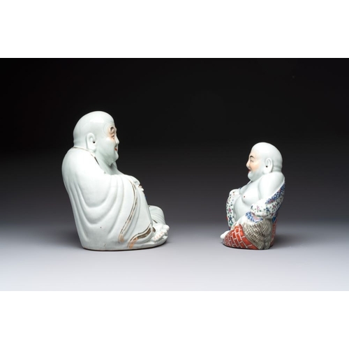 58 - Four Chinese famille rose Milefo Buddhas, Wan Tongshun mark, 20th C.H.: 26,5 cm (the tallest)H.: 17,... 