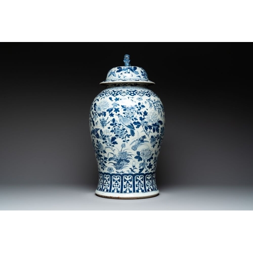 6 - A large Chinese blue and white 'birds among blossoming branches' vase and cover, 19th C.H.: 70 cm... 