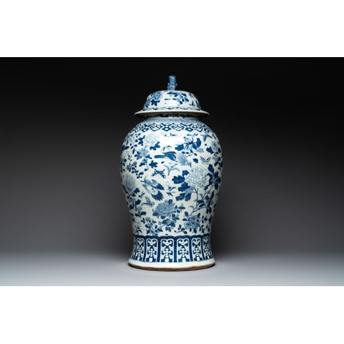 6 - A large Chinese blue and white 'birds among blossoming branches' vase and cover, 19th C.H.: 70 cm... 