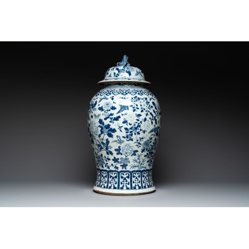 6 - A large Chinese blue and white 'birds among blossoming branches' vase and cover, 19th C.H.: 70 cm... 