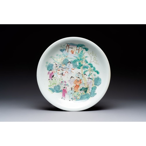 74 - A Chinese famille rose dish with figural design, Qianlong mark, 19/20th C.Dia.: 37,3 cm