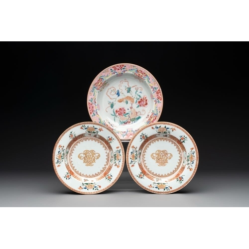 765 - A pair of Chinese armorial monogrammed plates and a famille rose plate, Kangxi/YongzhengDia.: 22,7 c... 