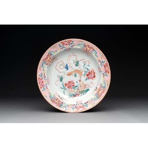 765 - A pair of Chinese armorial monogrammed plates and a famille rose plate, Kangxi/YongzhengDia.: 22,7 c... 