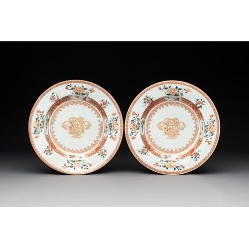 765 - A pair of Chinese armorial monogrammed plates and a famille rose plate, Kangxi/YongzhengDia.: 22,7 c... 