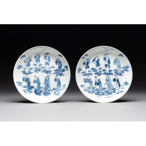 8 - A pair of Chinese blue and white 'Eight Immortals' plates, Kangxi mark, 19th C.Dia.: 24,5 cm... 