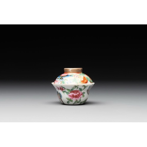 84 - 15 Chinese famille rose, qianjiang cai and monochrome wares, 19/20th C.H.: 54,5 cm (the largest vase... 