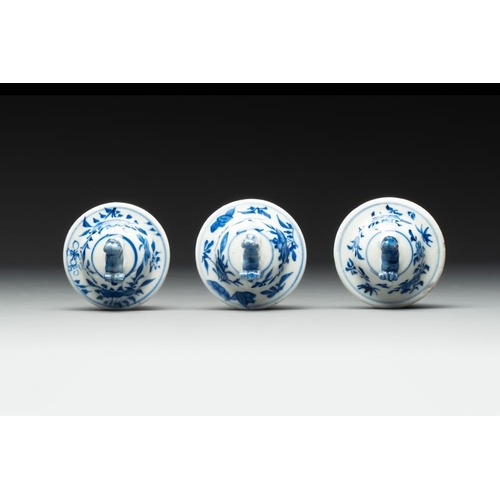 9 - A Chinese blue and white garniture of five vases with river landscapes, 19th C.H.: 27,5 cm (the cove... 