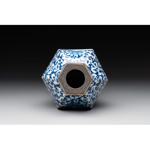 90 - A Chinese famille rose bowl, a plate and a blue and white vase, Tongzhi mark and of the periodDia.: ... 