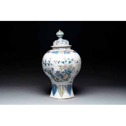 921 - A large polychrome Dutch Delft baluster vase and cover, late 17th C.H.: 55,5 cm