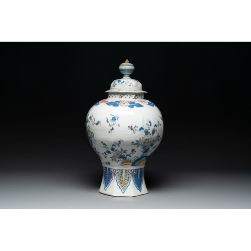 921 - A large polychrome Dutch Delft baluster vase and cover, late 17th C.H.: 55,5 cm