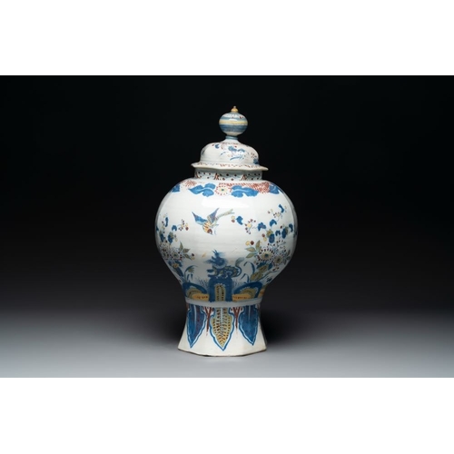 921 - A large polychrome Dutch Delft baluster vase and cover, late 17th C.H.: 55,5 cm