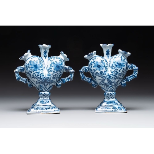 923 - A pair of blue and white German Delftware heart-shaped tulip vases, 18th C.H.: 21 cm 