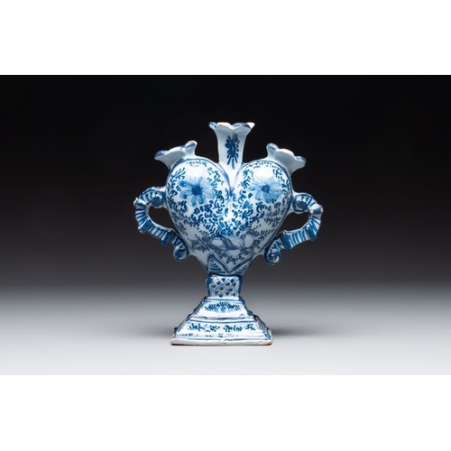 923 - A pair of blue and white German Delftware heart-shaped tulip vases, 18th C.H.: 21 cm 