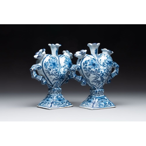 923 - A pair of blue and white German Delftware heart-shaped tulip vases, 18th C.H.: 21 cm 