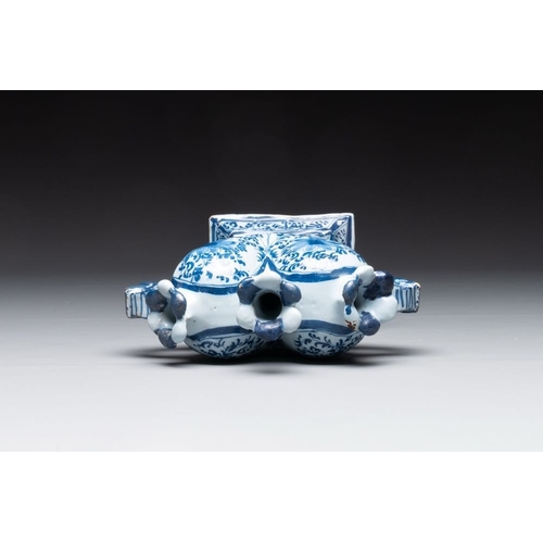 923 - A pair of blue and white German Delftware heart-shaped tulip vases, 18th C.H.: 21 cm 