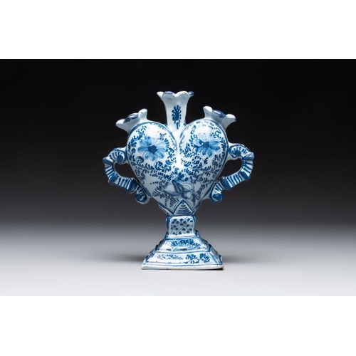 923 - A pair of blue and white German Delftware heart-shaped tulip vases, 18th C.H.: 21 cm 