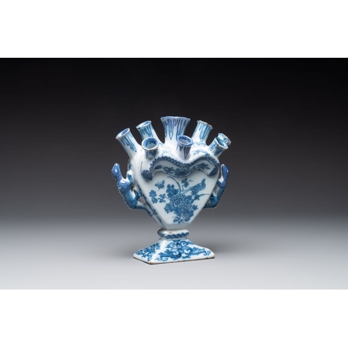 930 - A blue and white Dutch Delft heart-shaped tulip vase, late 17th C.H.: 20,5 cm
  Marked with a slashe... 