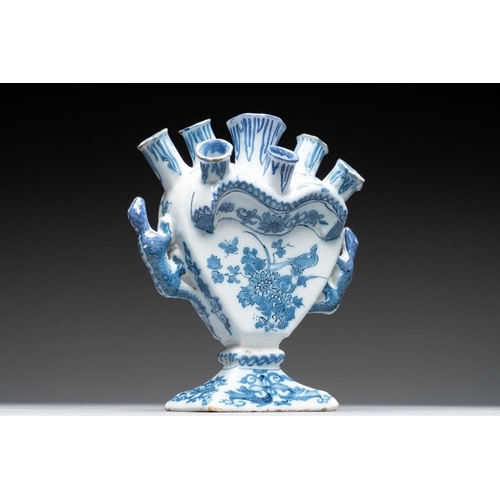 930 - A blue and white Dutch Delft heart-shaped tulip vase, late 17th C.H.: 20,5 cm
  Marked with a slashe... 