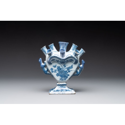 930 - A blue and white Dutch Delft heart-shaped tulip vase, late 17th C.H.: 20,5 cm
  Marked with a slashe... 