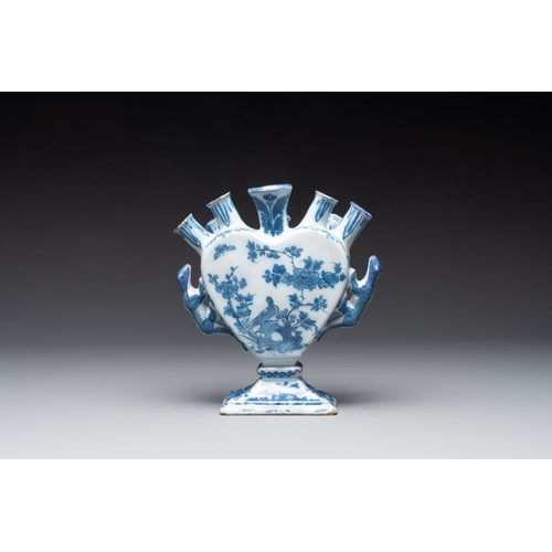 930 - A blue and white Dutch Delft heart-shaped tulip vase, late 17th C.H.: 20,5 cm
  Marked with a slashe... 