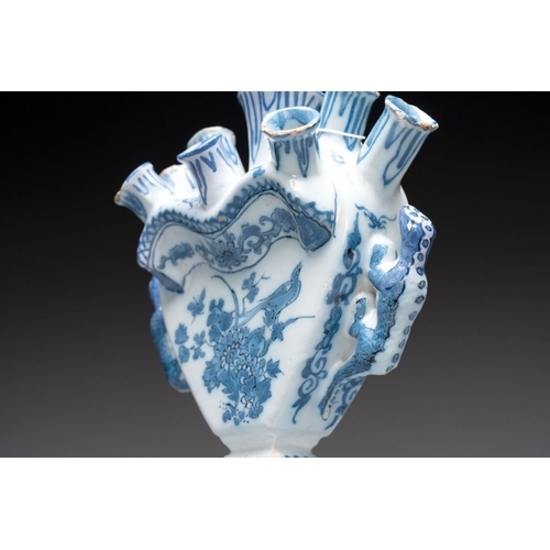 930 - A blue and white Dutch Delft heart-shaped tulip vase, late 17th C.H.: 20,5 cm
  Marked with a slashe... 