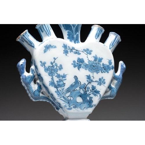 930 - A blue and white Dutch Delft heart-shaped tulip vase, late 17th C.H.: 20,5 cm
  Marked with a slashe... 