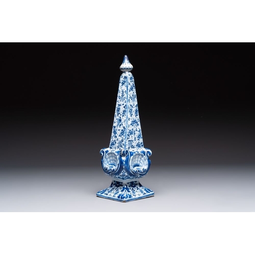 933 - A blue and white Dutch Delft obelisk, late 17th C.H.: 35,5 cm
 Marked AK on the base for Adrianus Ko... 