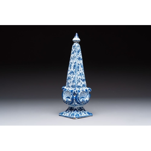 933 - A blue and white Dutch Delft obelisk, late 17th C.H.: 35,5 cm
 Marked AK on the base for Adrianus Ko... 