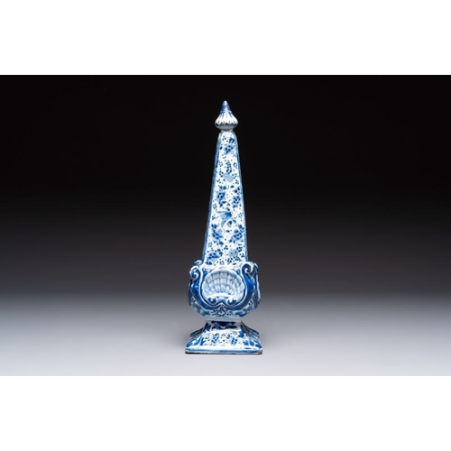 933 - A blue and white Dutch Delft obelisk, late 17th C.H.: 35,5 cm
 Marked AK on the base for Adrianus Ko... 