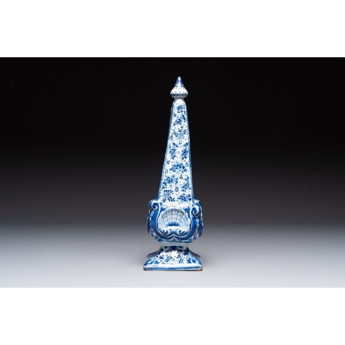 933 - A blue and white Dutch Delft obelisk, late 17th C.H.: 35,5 cm
 Marked AK on the base for Adrianus Ko... 