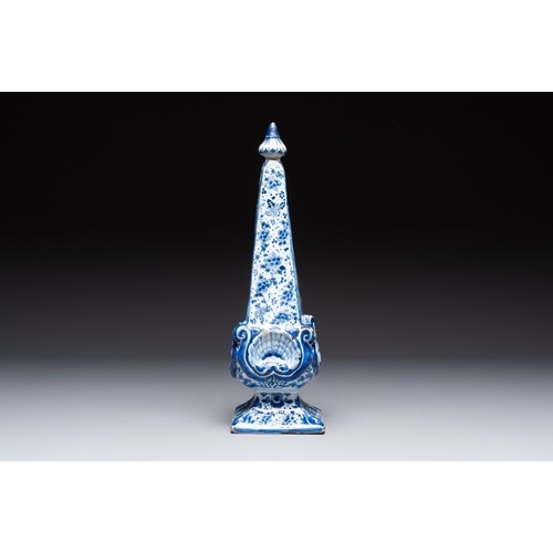 933 - A blue and white Dutch Delft obelisk, late 17th C.H.: 35,5 cm
 Marked AK on the base for Adrianus Ko... 