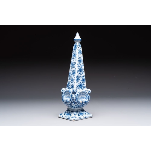 935 - A blue and white Dutch Delft obelisk, late 17th C.H.: 35,5 cm
 Marked AK on the base for Adrianus Ko... 